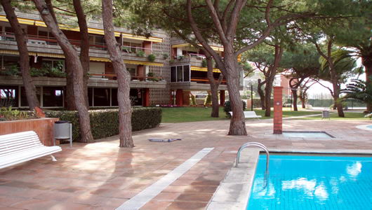 Imagen de la zona de las piscinas de la comunidad LAS MARINAS de Gav&agrave; Mar